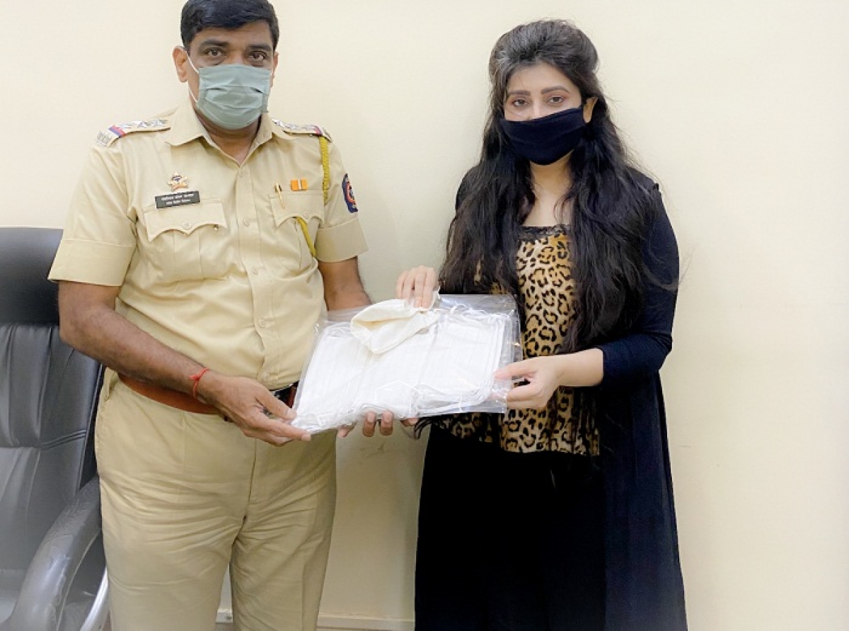 Designer Archana Kochhar distributes masks to frontline workers